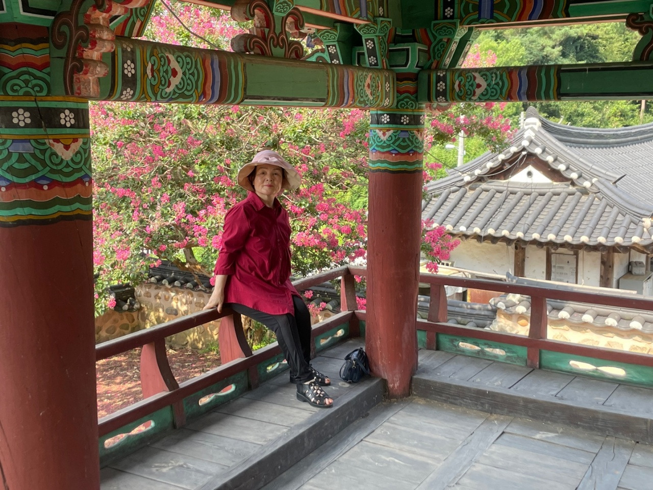 자천대 난간에 앉아.jpg