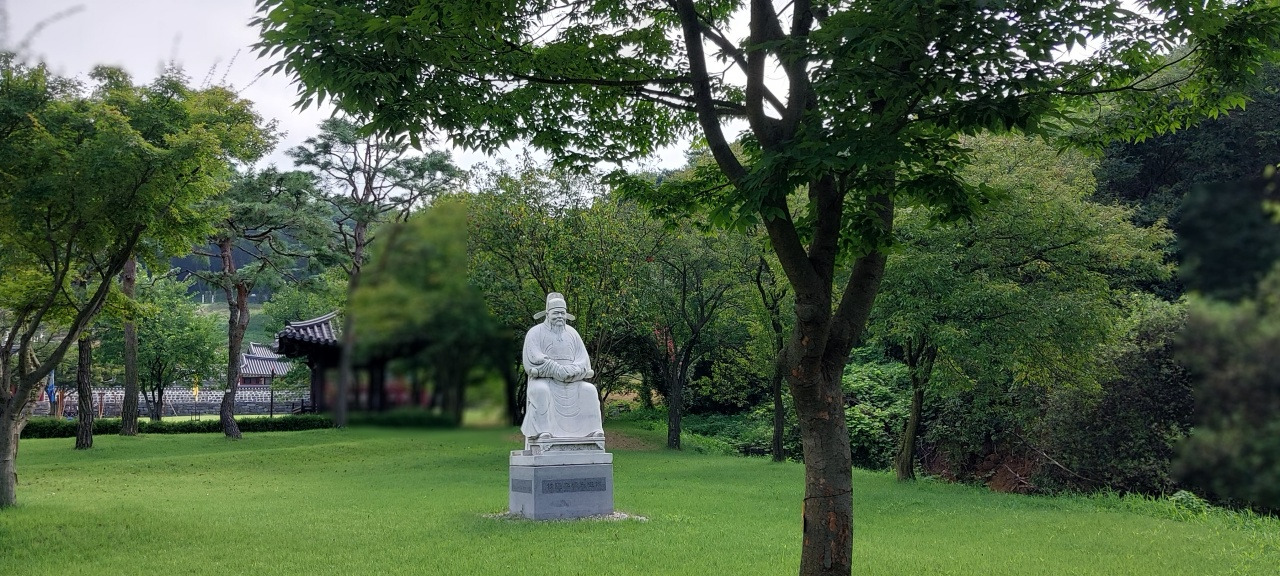 목은 이색 동상.jpg