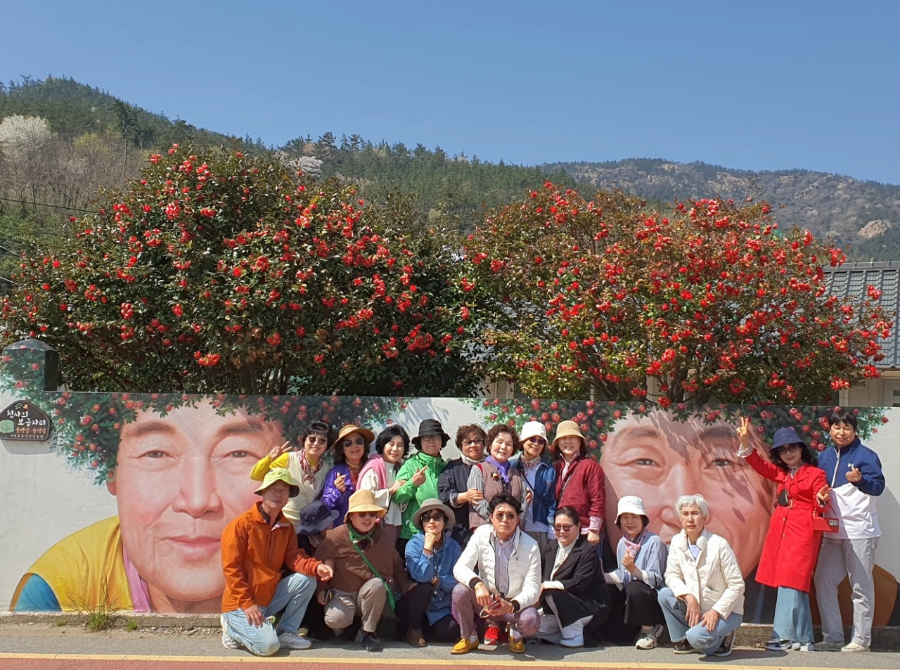 동백꽃할머니 벽화.jpg