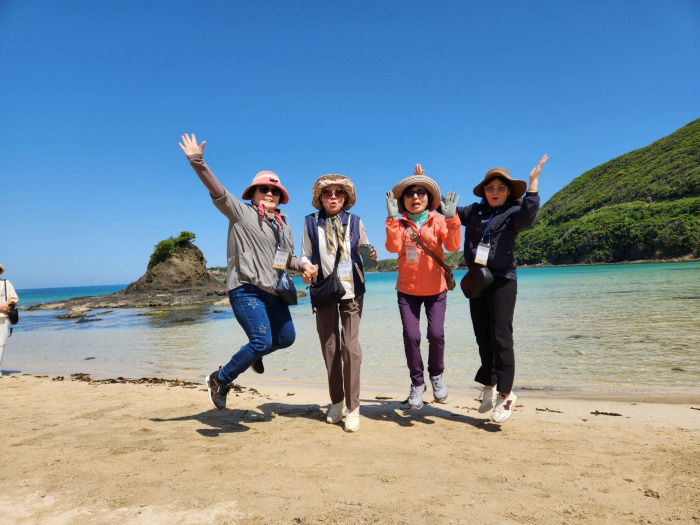 바닷가 모래밭에서.jpg