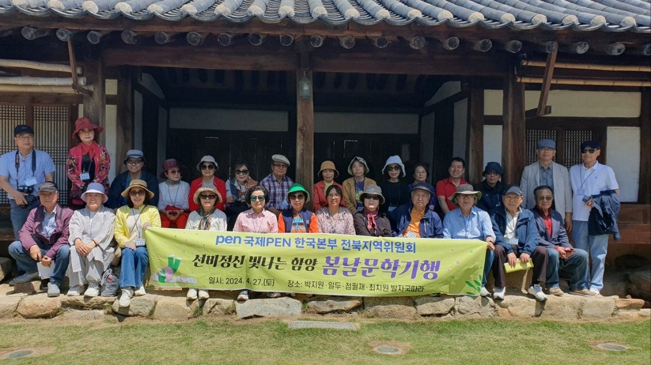 문학기행단체사진1.jpg