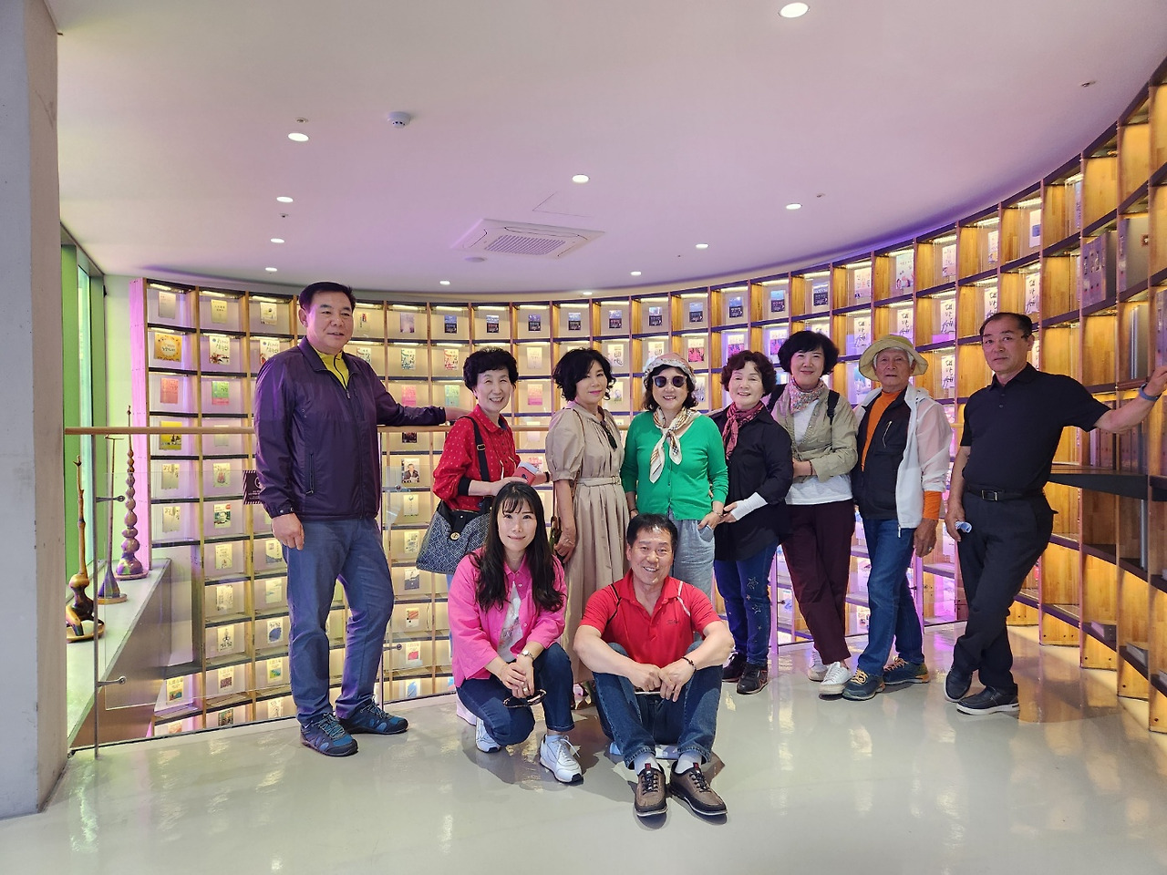 책벽 앞에서.jpg