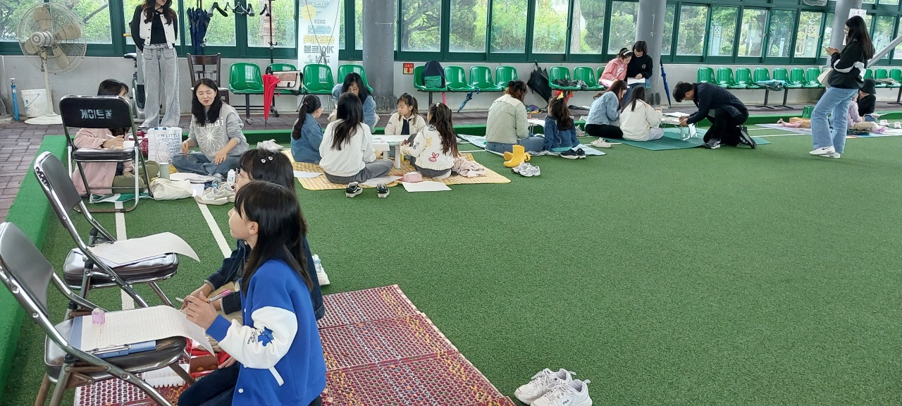 글짓기 하는 사람들.jpg