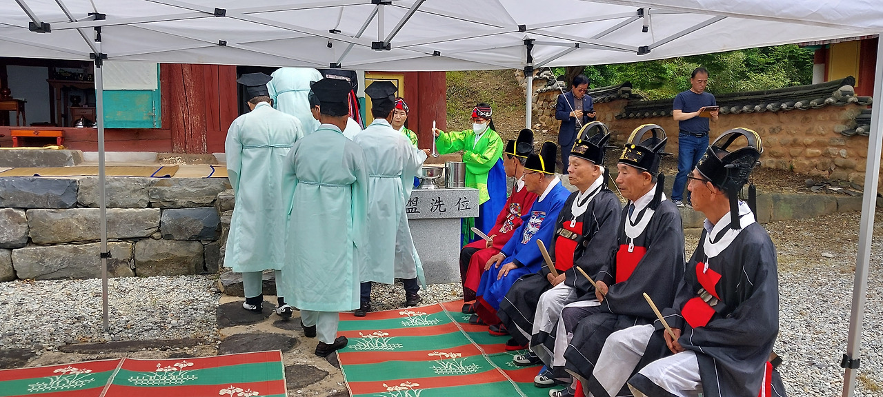 제단으로 올라가는 유림.jpg