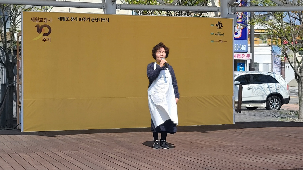 앞치마를 두른 채 시낭송.jpg