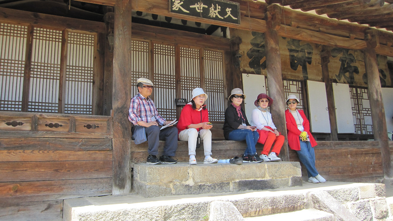 툇마루에 앉아서.jpg