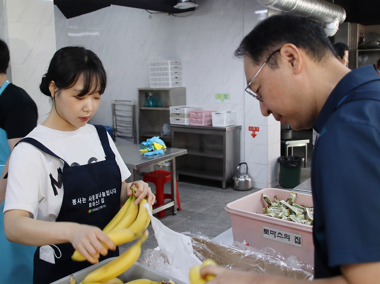 [사진 설명3] 서울시 영등포구 소재 ‘토마스의 집’에서 마스턴투자운용 임직원들이 배식 봉사활동을 하고 있다. (2) (사진 제공=마스턴투자운용 브랜드전략팀).jpg