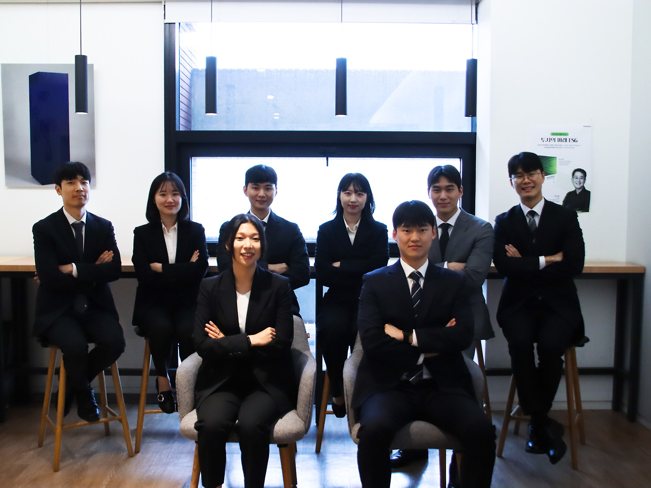 [사진 설명 2] 마스턴투자운용 2025년 공채 신입사원들이 단체 기념 촬영을 하고 있다 (사진 제공=마스턴투자운용 브랜드전략팀).jpg