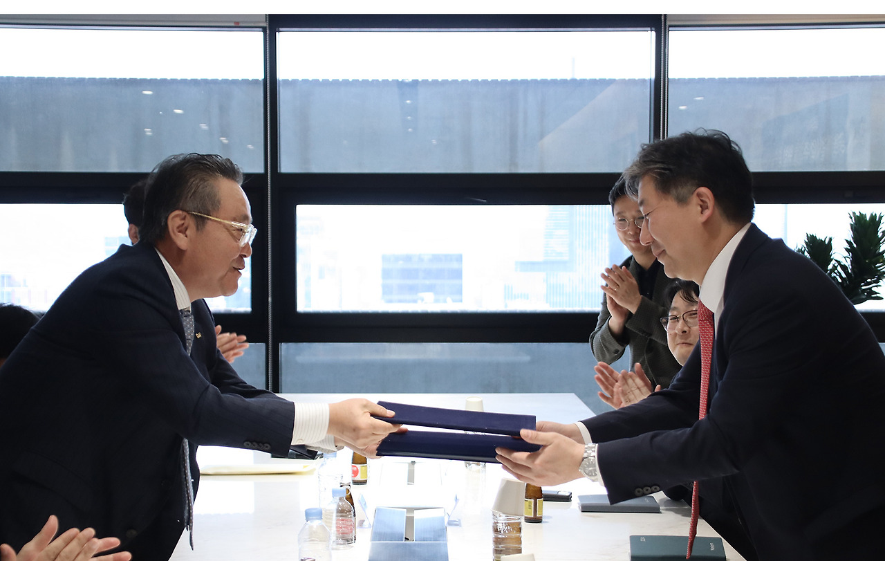 [사진 설명2] 장호익 동원개발 부회장(왼쪽)과 홍성혁 마스턴투자운용 대표이사(오른쪽)가 업무 양해각서에 서명 후 교환하고 있다. (사진 제공=마스턴투자운용 브랜드전략팀) (사진 제공=마스턴투자운용 브랜드전략팀).jpg