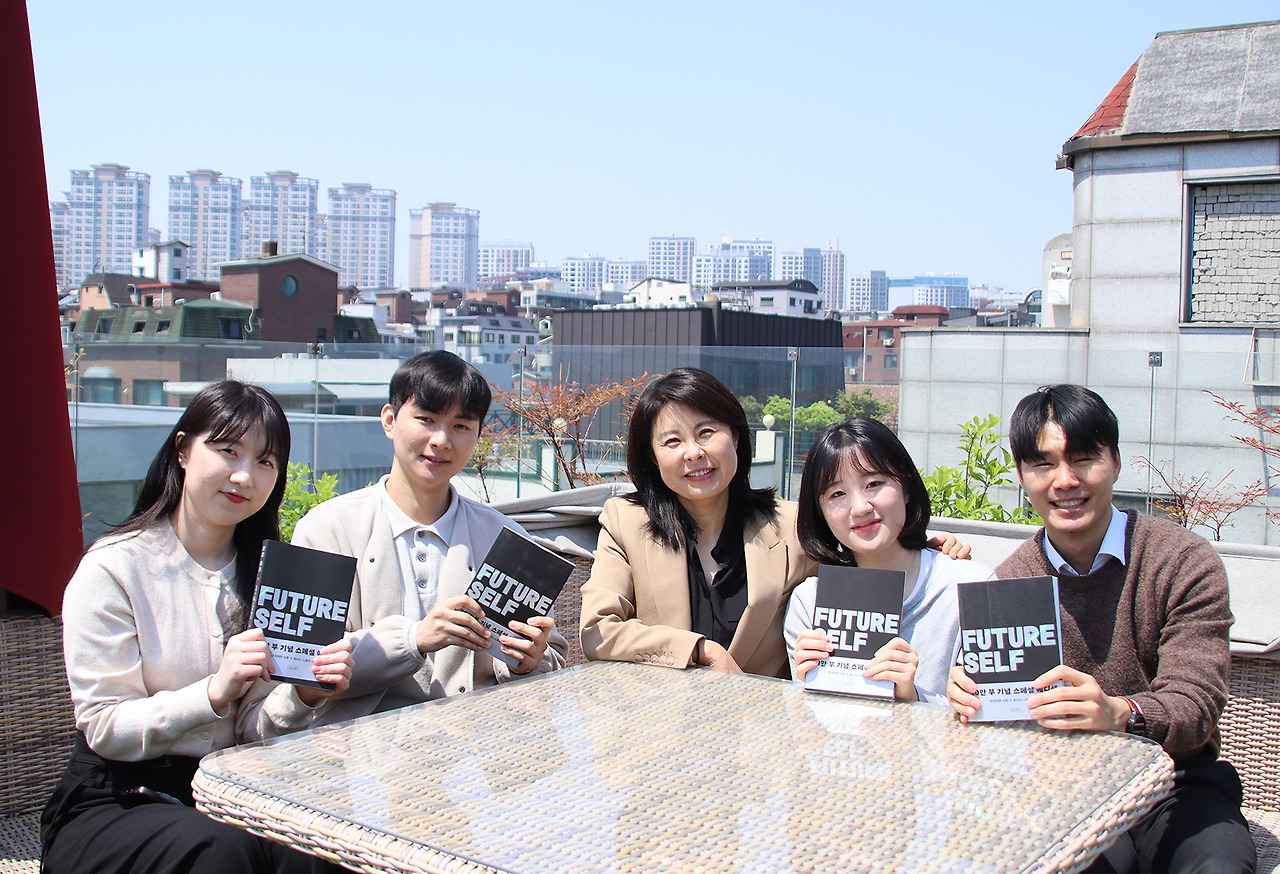 [사진 설명4] 마스턴투자운용이 개최한 ‘M.Z 다이얼로그’ 진행 현장(왼쪽에서 3번째가 윤자경 전략기획부문장)(2) (사진 제공=마스턴투자운용 브랜드전략팀).jpg