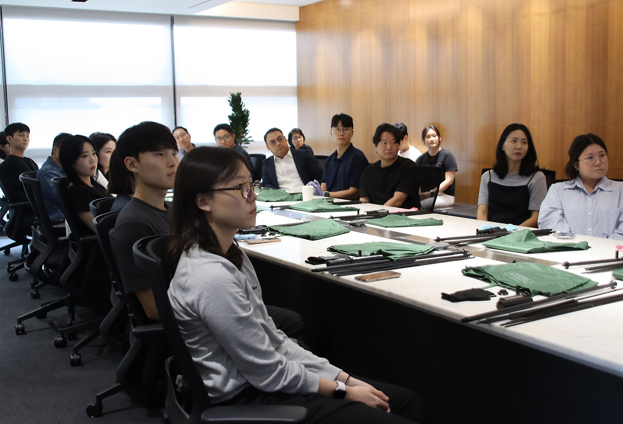 [사진 설명 2] 마스턴투자운용 본사에서 진행된 업사이클링 우산 조립 체험 현장 (2) (사진 제공=마스턴투자운용 브랜드전략팀).jpg