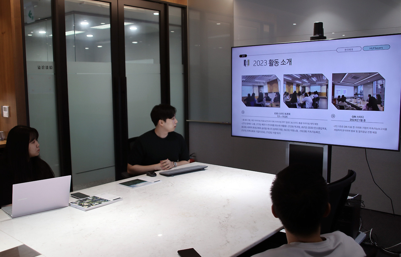 [사진 설명1] 서울 서초구 소재 마스턴투자운용 본사 대회의실에서 열린 좌담회에서 한국외대 ESG 동아리 훕세이버스(HUFSavers)의 하태원 회장와 이유림 부회장이 동아리 활동과 향후 방향성에 대해 발표하고 있다.(1) (사진 제공=마스턴투자운용 브랜드전략팀).jpg