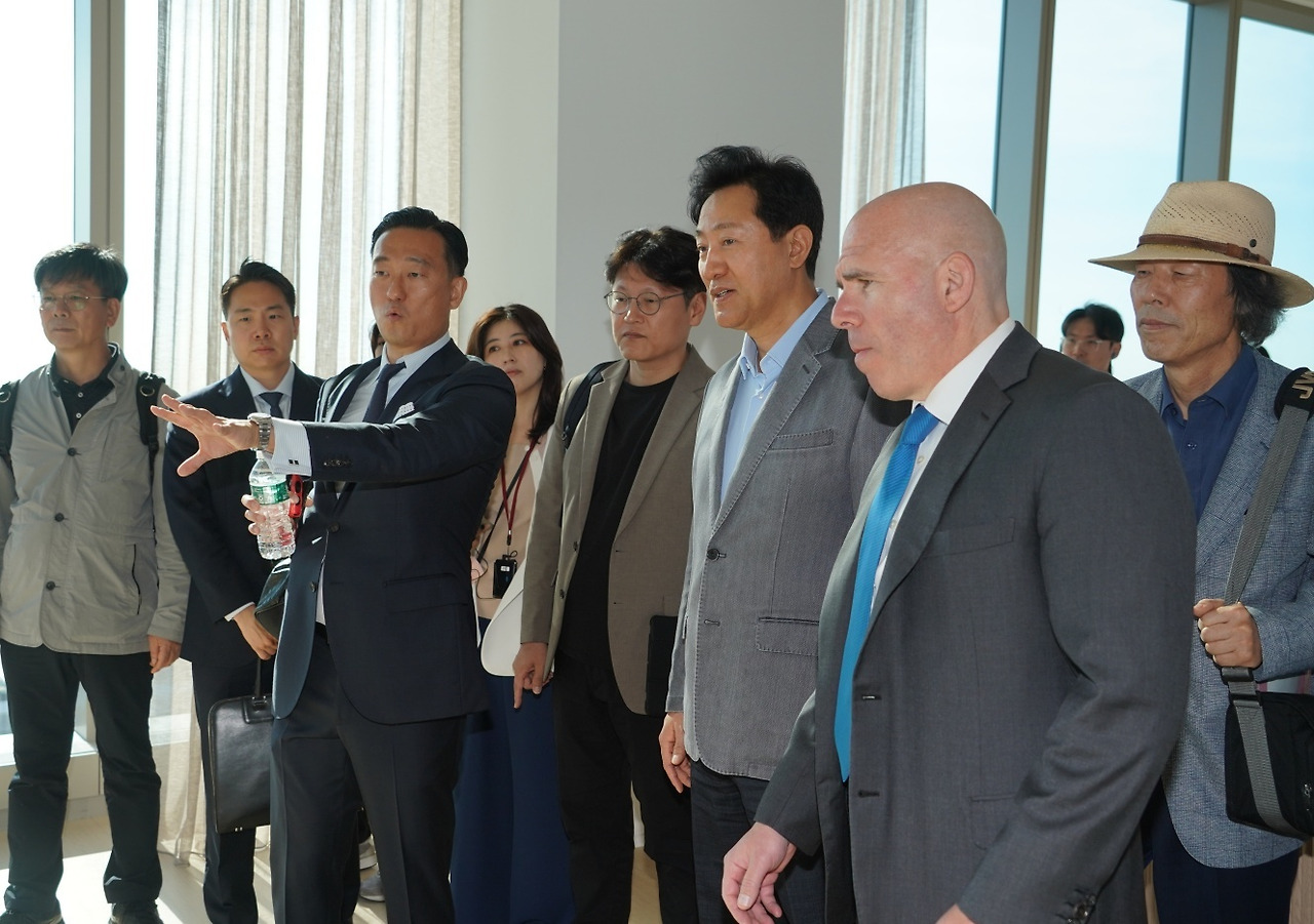 [사진 설명1-서울시 제공] 오진석 마스턴아메리카 대표가 오세훈 서울시장과 스콧 레크러 RXR 회장 등에게 뉴욕의 초고층 민자 개발사업에 대해 설명하고 있다. (사진 제공=서울시).jpg