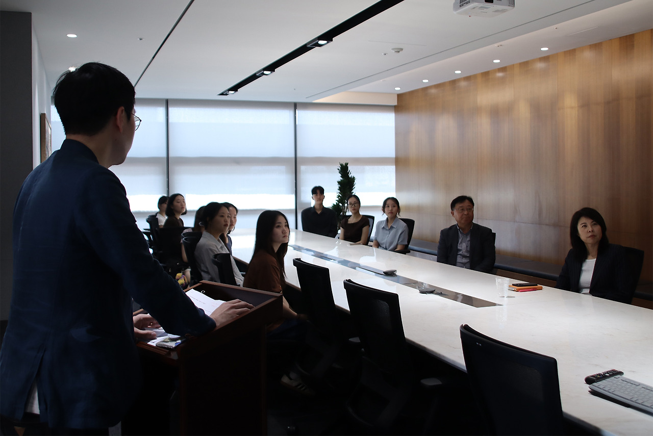 [사진 설명3] 마스턴투자운용 대회의실에서 개최된 대학생 기자단 ‘마스턴 스포트라이터’ 해단식 현장. (사진 제공=마스턴투자운용 브랜드전략팀).jpg