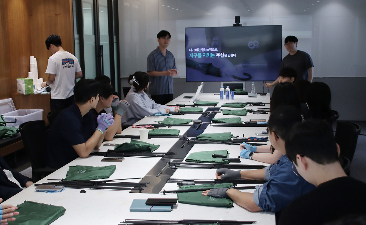 [사진 설명 1] 마스턴투자운용 본사에서 진행된 업사이클링 우산 조립 체험 현장(1) (사진 제공=마스턴투자운용 브랜드전략팀).jpg