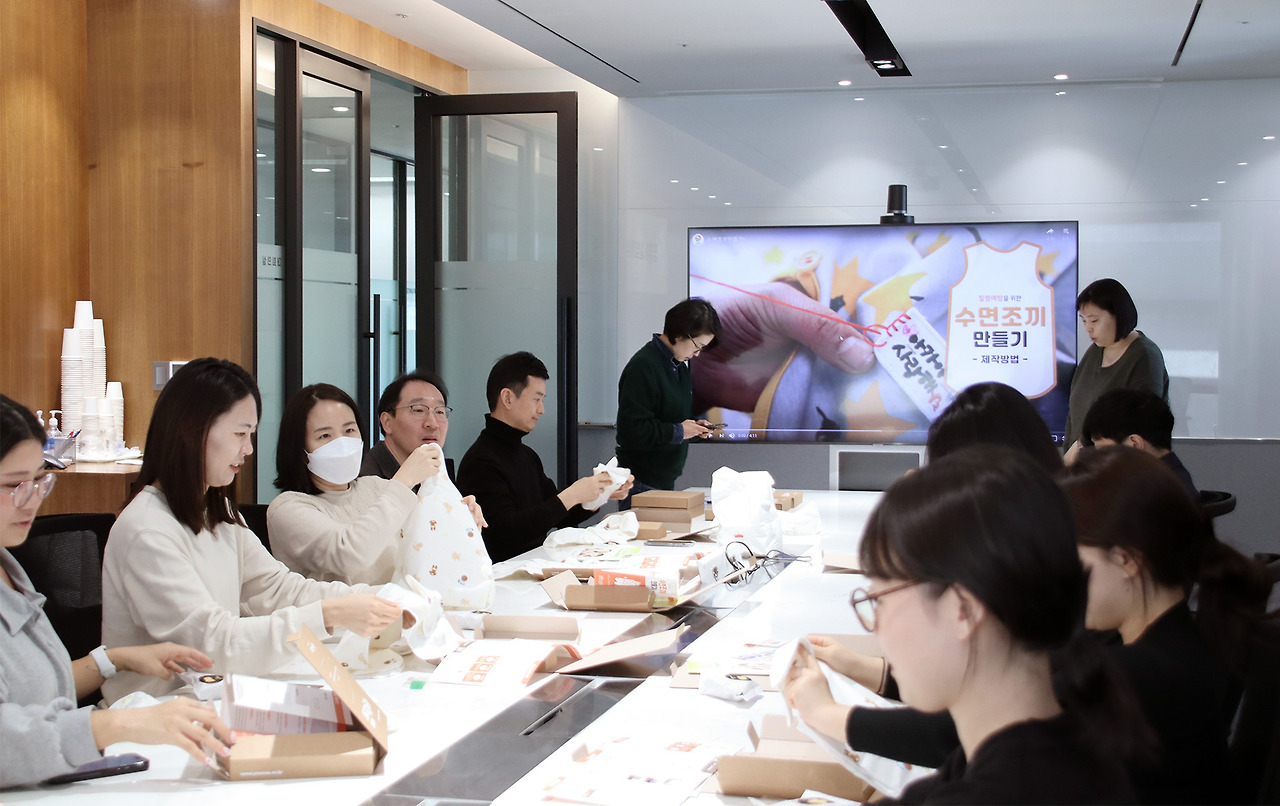 [사진 설명3] ‘수면조끼 만들기 캠페인’에 참여한 마스턴투자운용 임직원들(3) (사진제공=마스턴투자운용 브랜드전략팀).jpg
