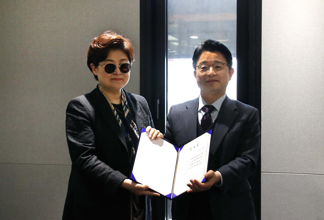 [사진 설명2] 마스턴투자운용 ESG LAB이 주관한 ‘세계 여성의 날’ 기념 간담회-원성연 연사(좌), 마스턴투자운용 김대형 대표이사(우) (사진 제공=마스턴투자운용 브랜드전략팀).jpg