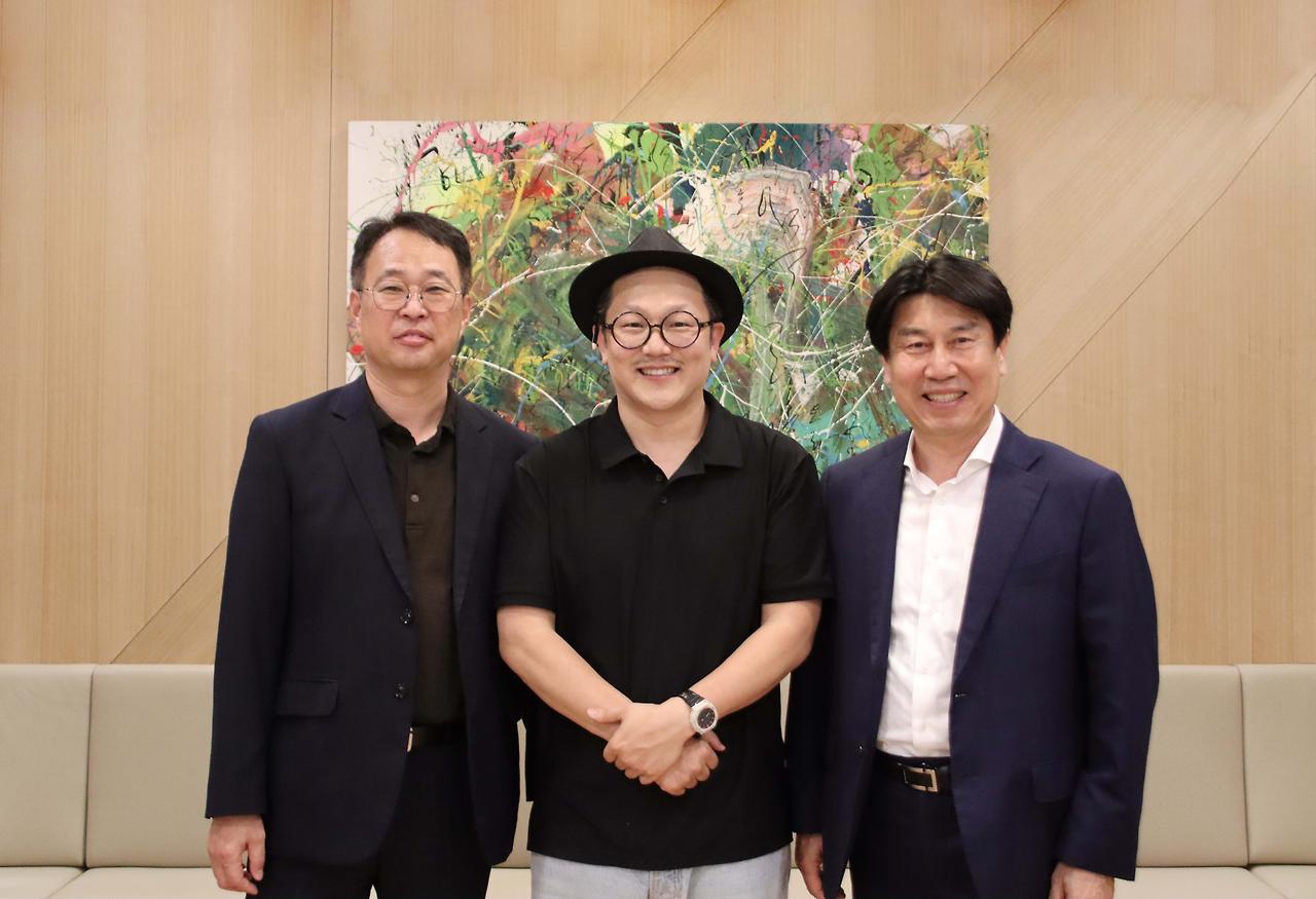 [사진 설명3] 이길의 마스턴투자운용 경영부문 부사장(左) 홍성용 작가(中) 손은신 사단법인 케이메세나네트워크 이사장(右) (사진 제공=마스턴투자운용 브랜드전략팀).jpg