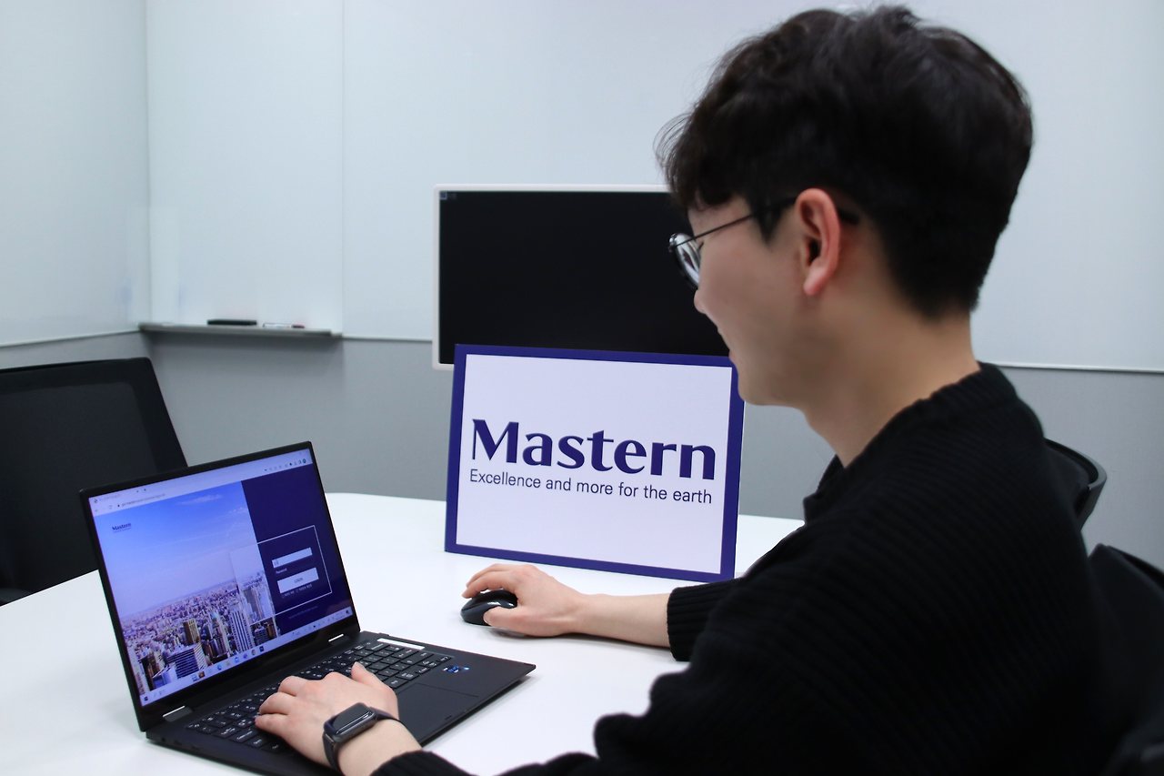 [사진 설명2] 마스턴투자운용 직원이 불필요한 이메일을 삭제하며 사내 에코 캠페인인 ‘비 더 그린스(Be the Greens)‘에 참여하고 있다. (사진 제공=마스턴투자운용 브랜드전략팀).jpg