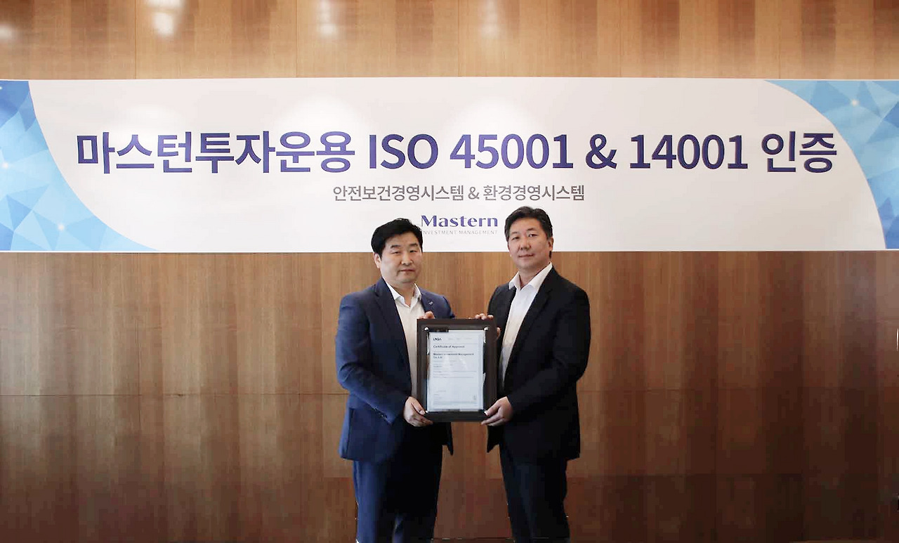 [사진 설명2] 로이드인증원 이일형 대표이사(左)와 마스턴투자운용 홍성혁 대표이사(右) (사진 제공=마스턴투자운용 브랜드전략팀).jpg