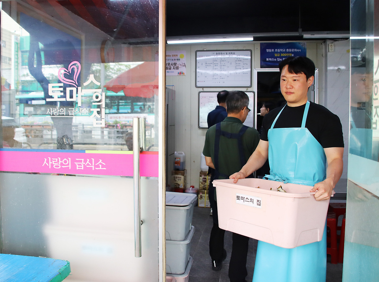 [사진 설명1] 서울시 영등포구 소재 ‘토마스의 집’에서 마스턴투자운용 임직원이 배식 봉사활동을 하고 있다. (사진 제공=마스턴투자운용 브랜드전략팀).jpg