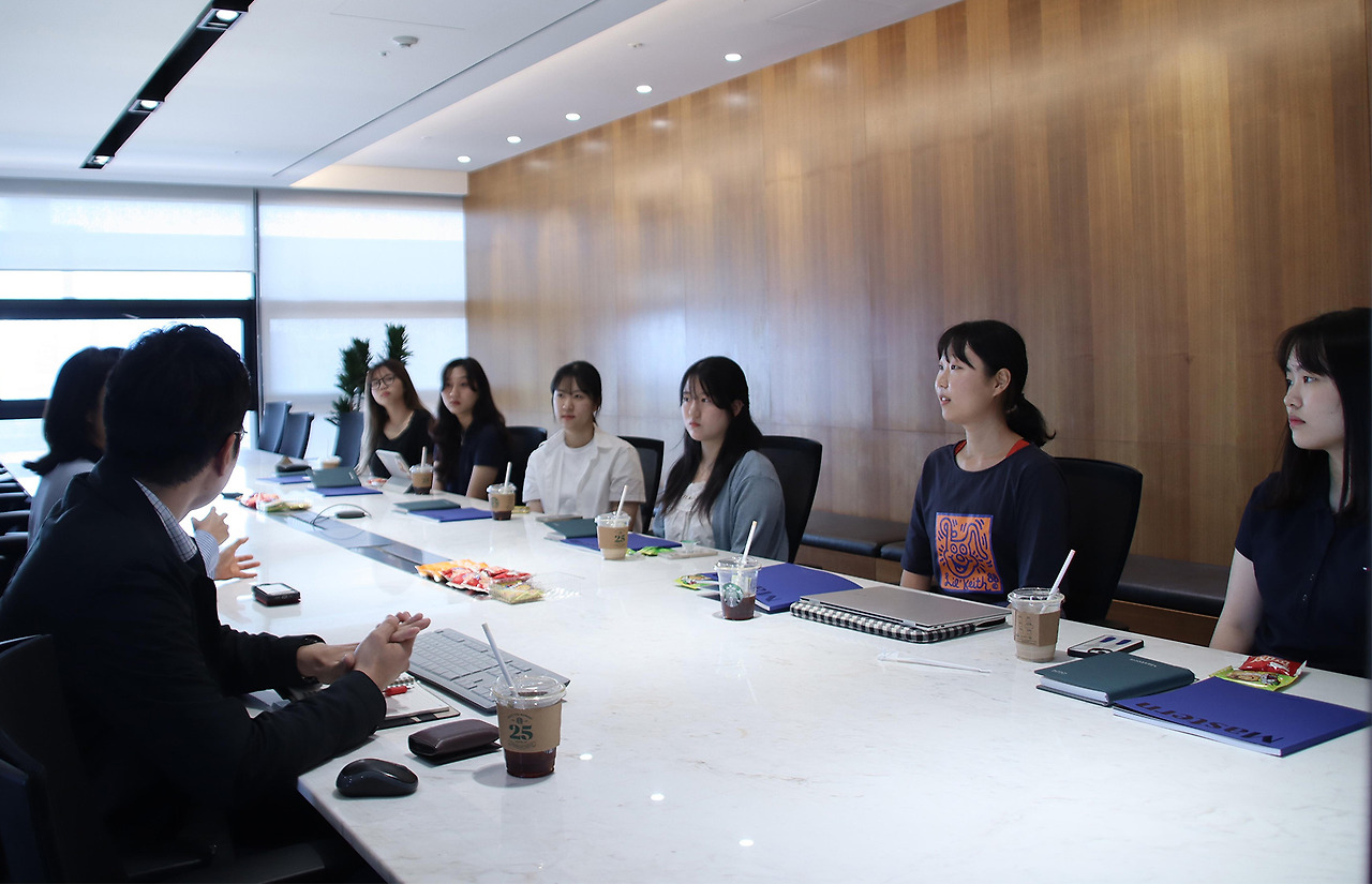 [사진 설명2] 마스턴투자운용 대회의실에서 개최된 대학생 기자단 ‘마스턴 스포트라이터’ 발대식 현장(2) (사진 제공=마스턴투자운용 브랜드전략팀).jpg