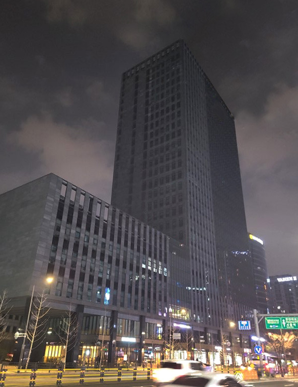 [사진 설명1] 2023 어스아워 캠페인에 참여한 돈의문 디타워(사진 제공=마스턴투자운용 브랜드전략팀).jpg