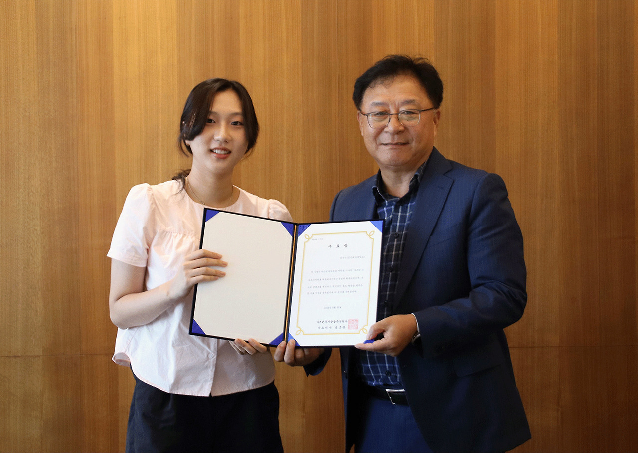 [사진 설명2] 남궁훈 마스턴투자운용 대표이사가 대학생 기자단 해단식에서 우수 활동자인 임수안 학생과 기념사진을 촬영하고 있다. (사진 제공=마스턴투자운용 브랜드전략팀).jpg