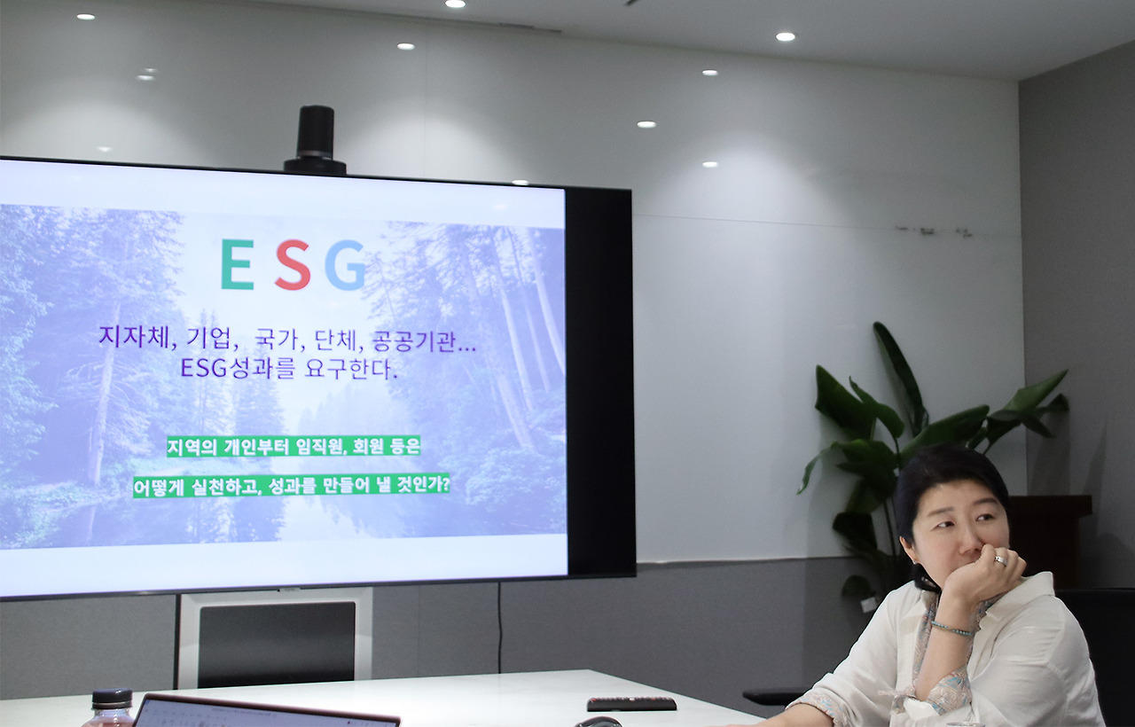 [사진 설명2] 마스턴투자운용 대회의실에서 개최된 ESG 세미나에서 강연하고 있는 ‘다숲’의 송수연 대표 (사진 제공=마스턴투자운용 브랜드전략팀).jpg