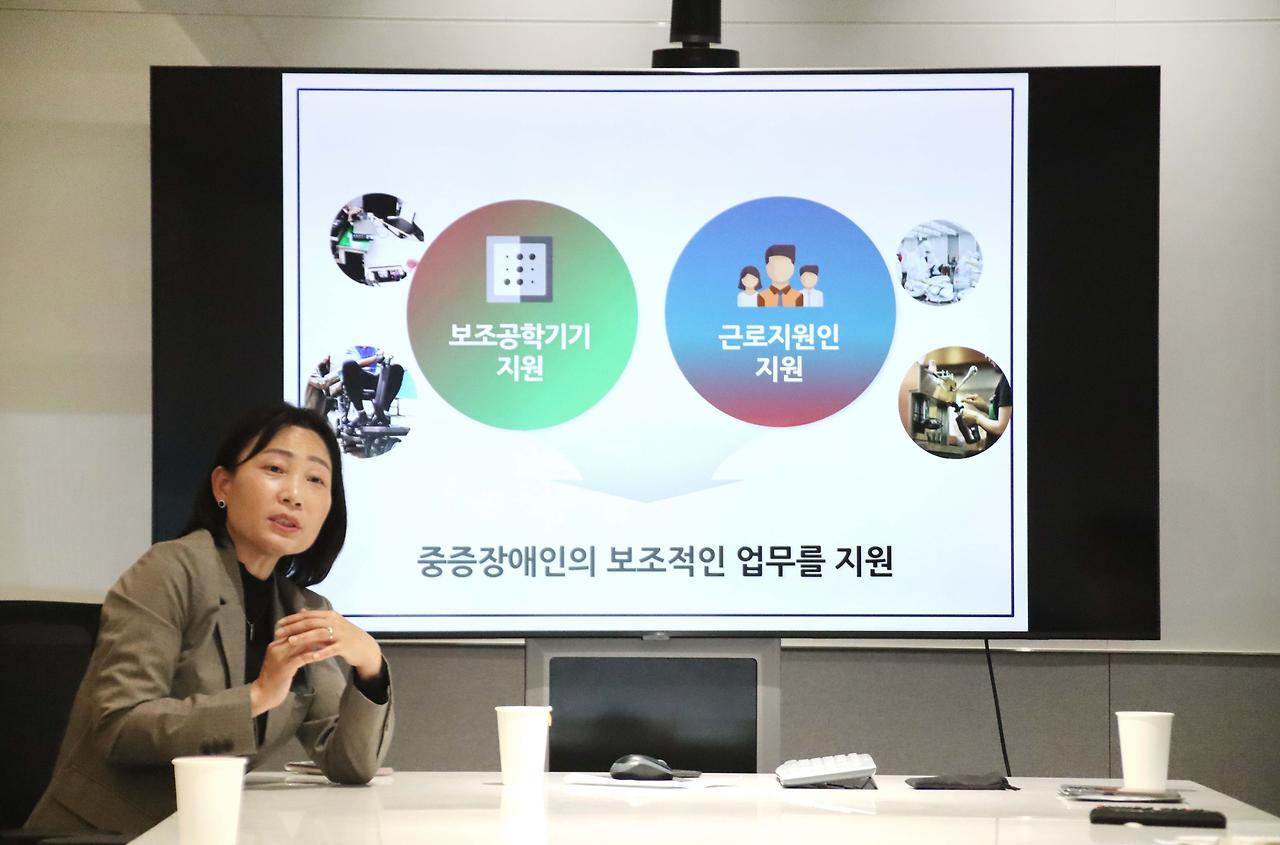 [사진 설명2] 마스턴투자운용 대회의실에서 장애인의 날을 맞아 장애 인식개선 교육이 진행됐다. (2) (사진 제공=마스턴투자운용 브랜드전략팀).jpg