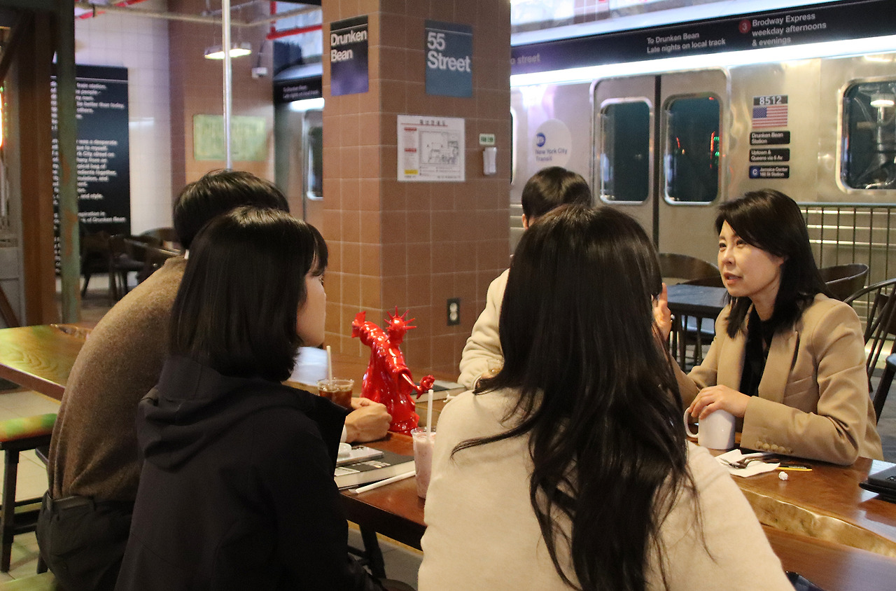 [사진 설명2] 마스턴투자운용이 개최한 ‘M.Z 다이얼로그’에서 윤자경 전략기획부문장과 신입사원들이 대화를 나누고 있다 (사진 제공=마스턴투자운용 브랜드전략팀).jpg