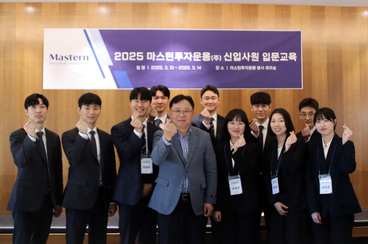 [사진 설명3] 마스턴투자운용 남궁훈 대표이사와 공채 신입사원들 (사진 제공=마스턴투자운용 브랜드전략팀).jpg