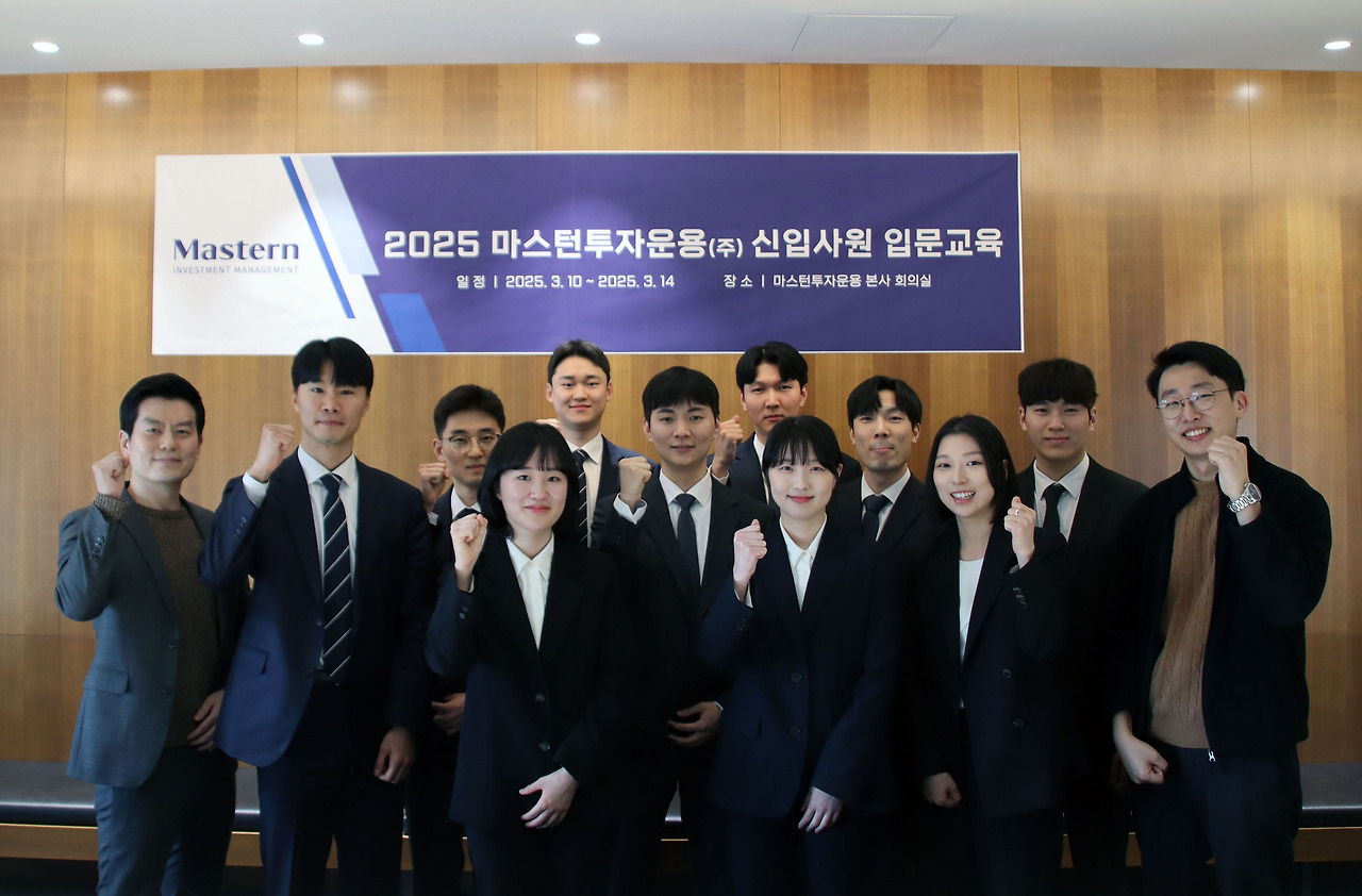 인사팀과 신입사원들 단체촬영.jpg