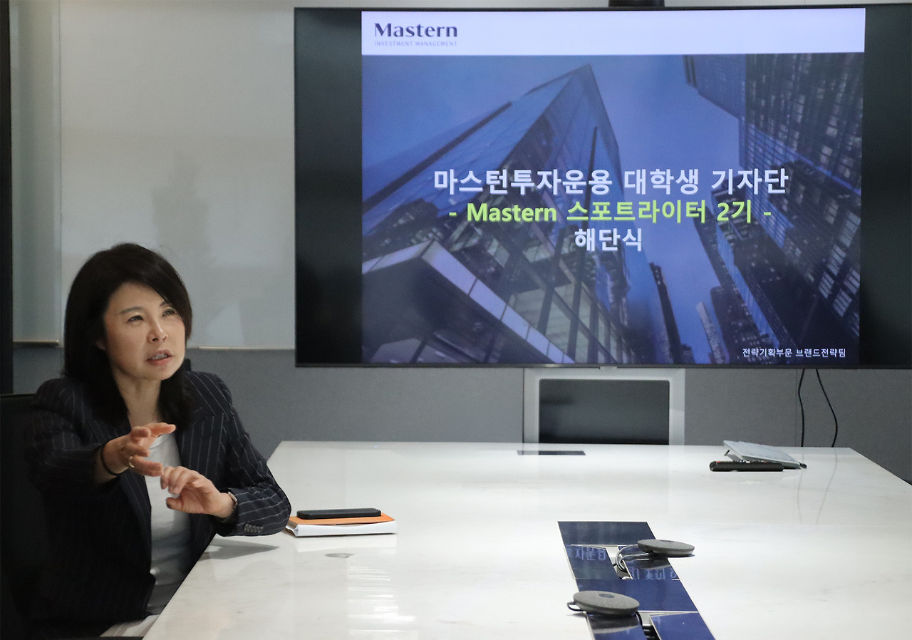 [사진 설명1] 마스턴투자운용 대회의실에서 개최된 대학생 기자단 ‘마스턴 스포트라이터’ 해단식에서 윤자경 전략기획부문장이 말하고 있다.(사진 제공=마스턴투자운용 브랜드전략팀).jpg