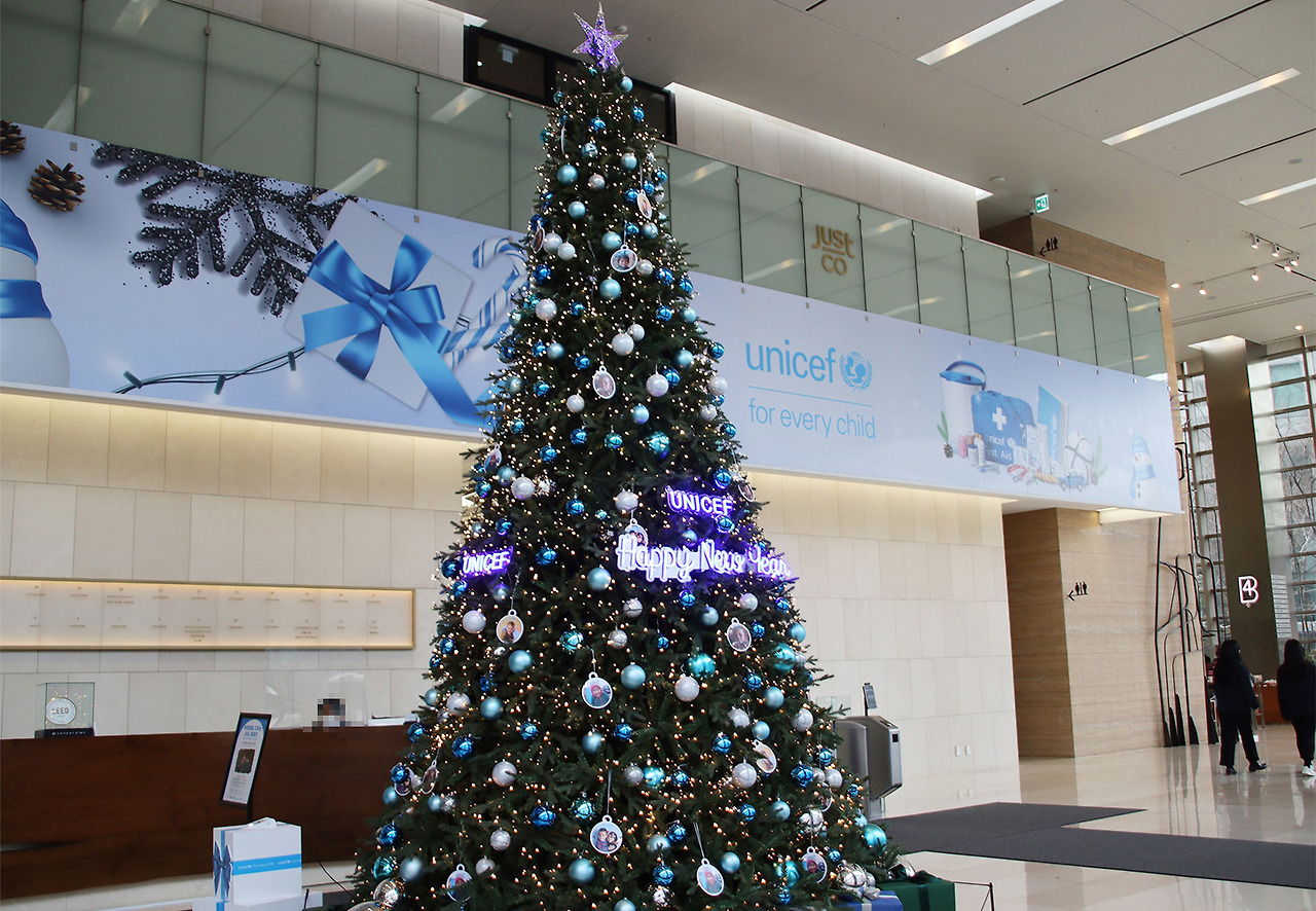 [사진 설명 1] 마스턴투자운용의 운용 자산인 콘코디언 빌딩 로비에 세계 어린이들을 위한 후원 공간이 마련됐다. (1) (사진 제공=마스턴투자운용 브랜드전략팀).jpg