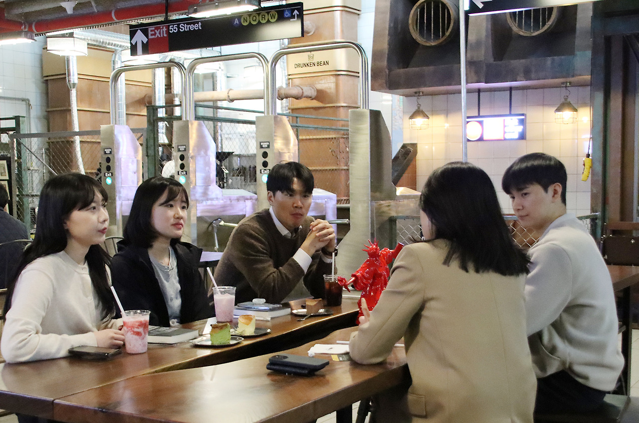 [사진 설명1] 마스턴투자운용이 개최한 ‘M.Z 다이얼로그’에서 신입사원들이 윤자경 전략기획부문장과 대화를 나누고 있다 (사진 제공=마스턴투자운용 브랜드전략팀).jpg