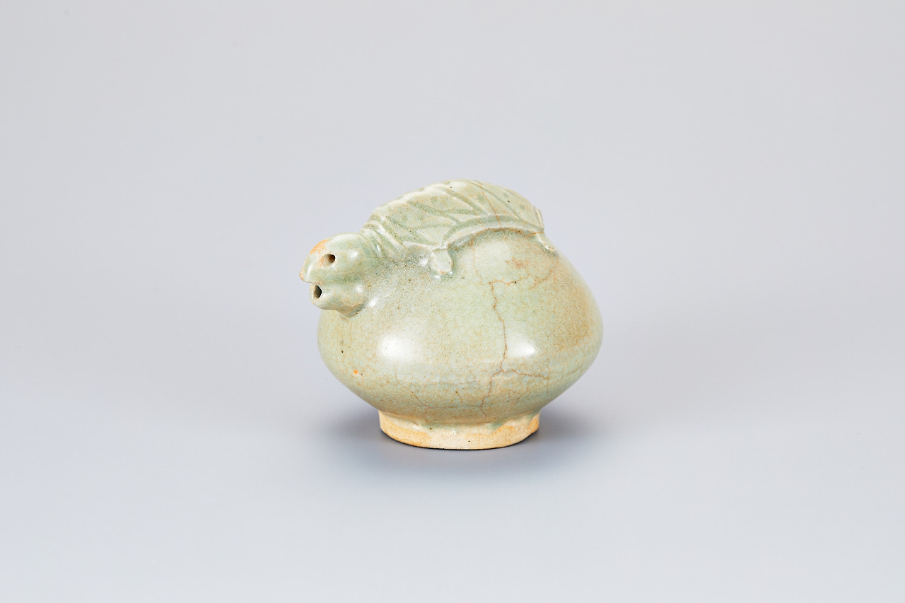 백자 거북이장식 보주모양 연적.jpg