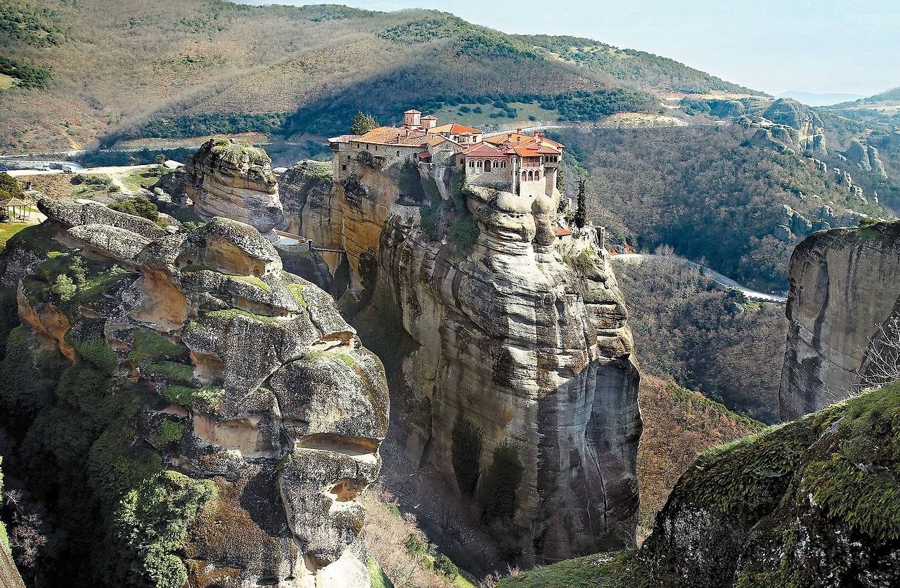 언덕위집_그리스바를람수도원절벽위 수도원.jpg