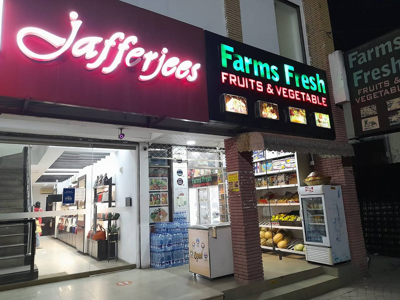 코사르마켓 과일가게.jpg