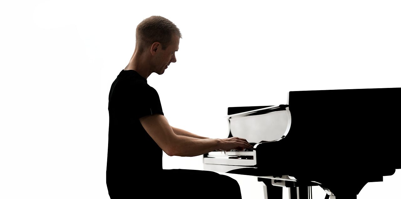 Armin-van-Buuren_Piano_Bart-Heemskerk-scaled.jpg
