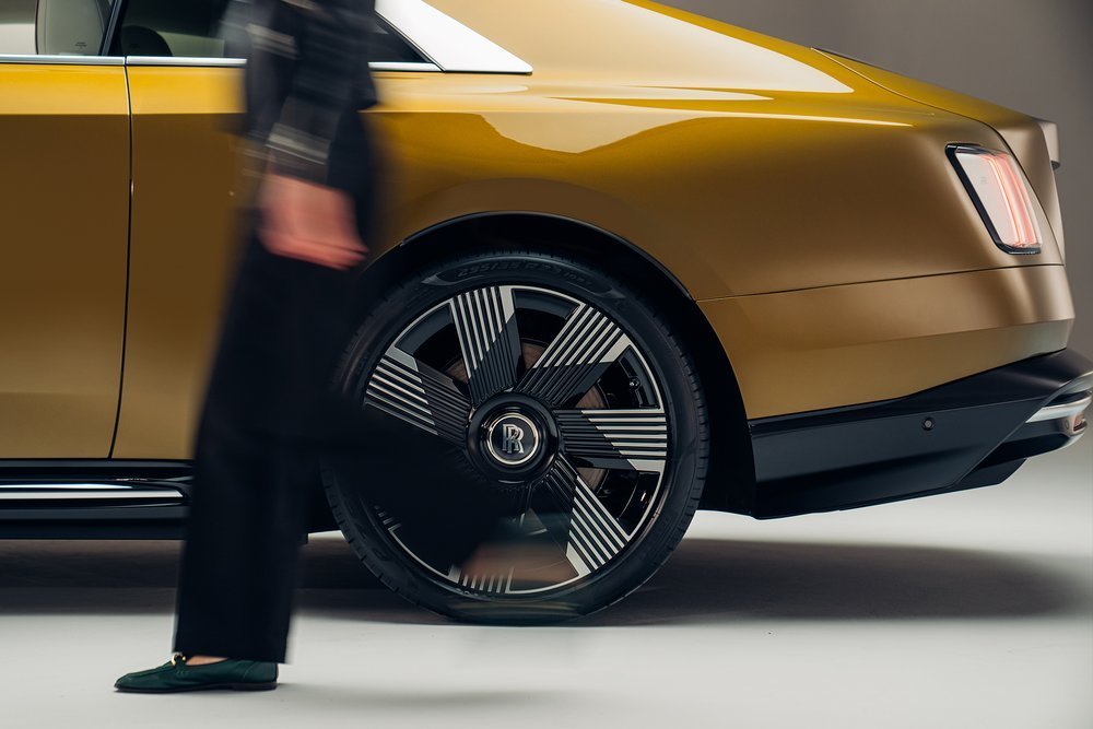 롤스로이스-스펙터-7.jpg