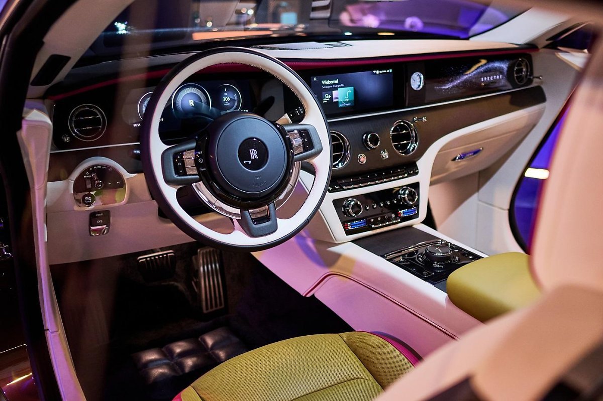 롤스로이스-스펙터-12.jpg