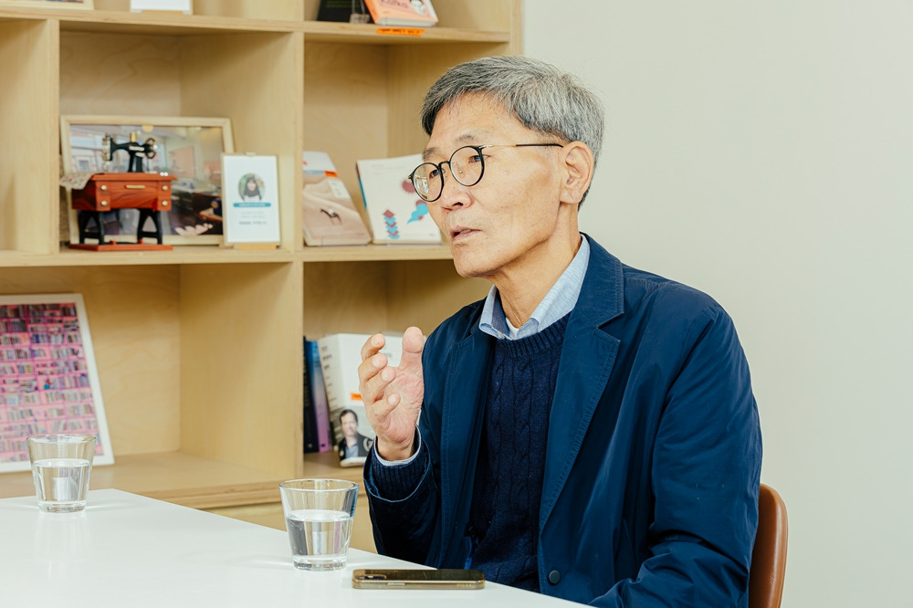 다큐 어른 김장하 김주완 기자 1.jpg