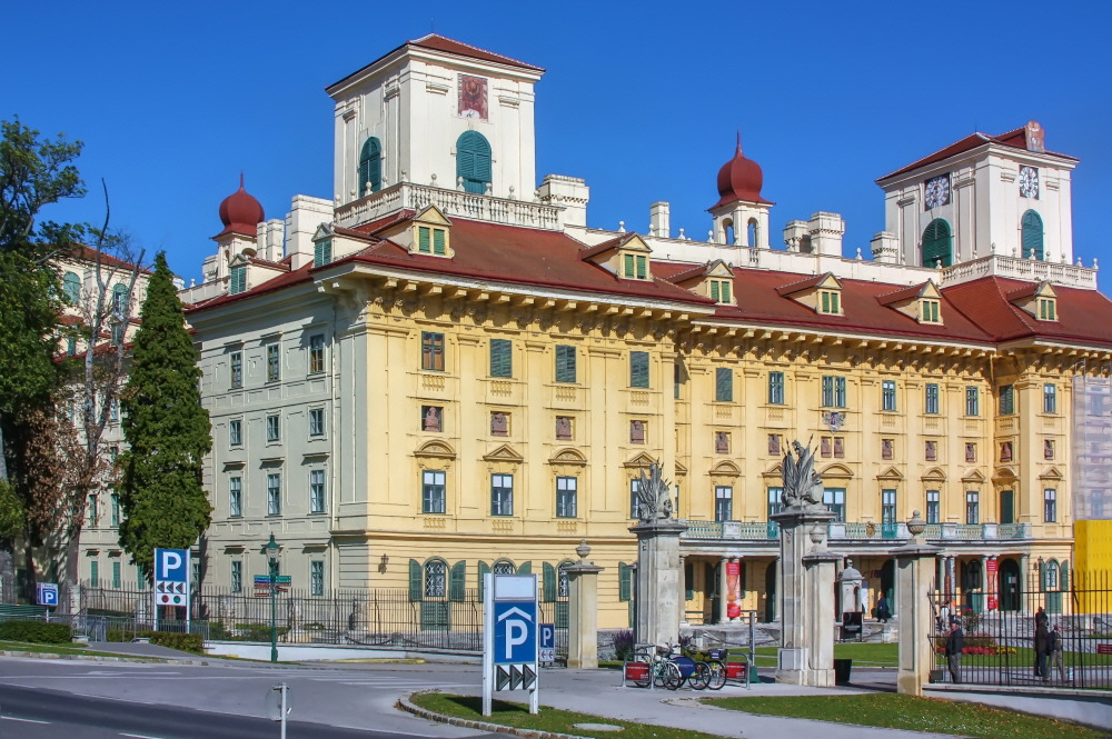 [크기변환]Esterházy Palace.jpg
