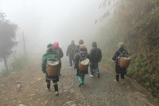 이른 아침 장터를 향하는 사람들의 광경.jpg