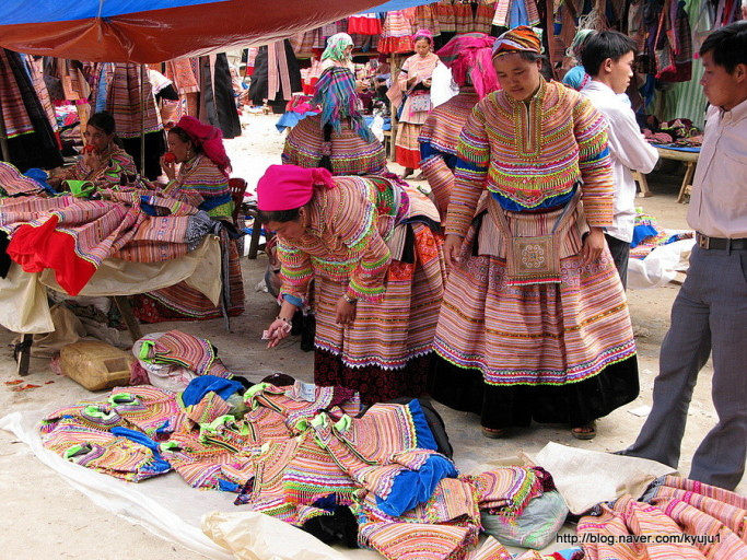 박하시장의 소수민족 여인들의 모습.jpg