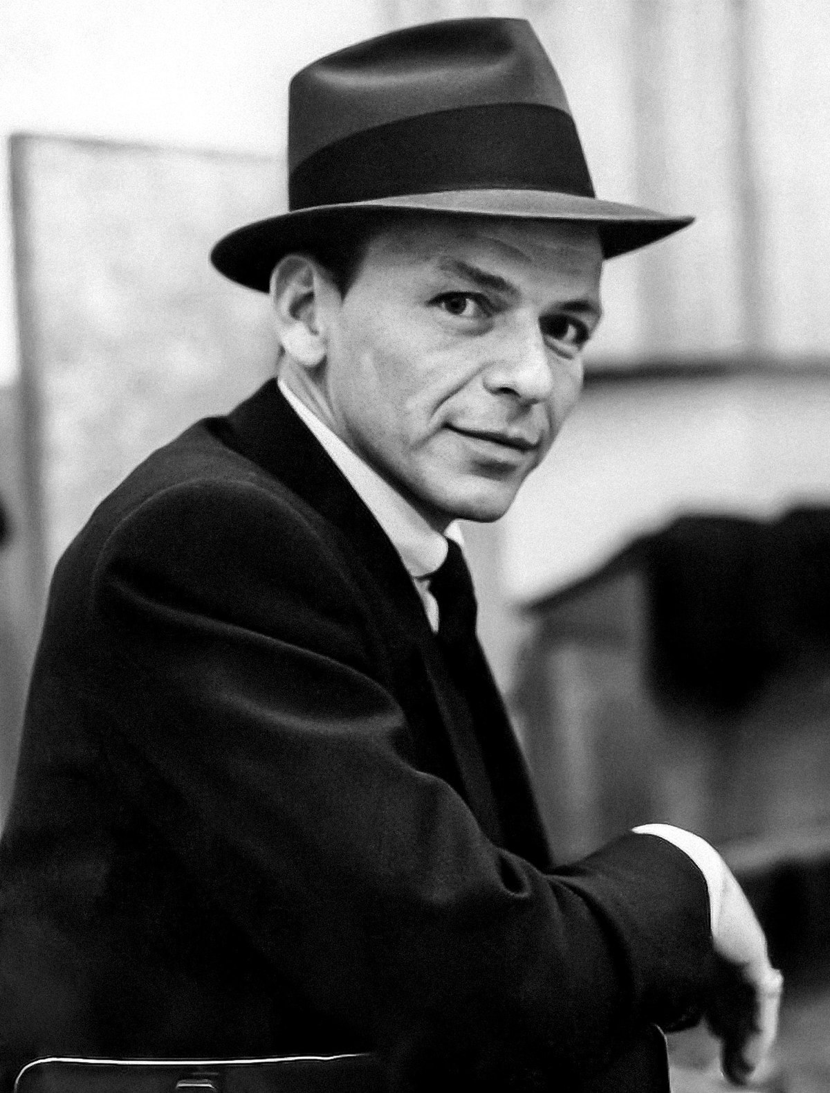 Frank_Sinatra_(1957_studio_portrait_close-up).jpg