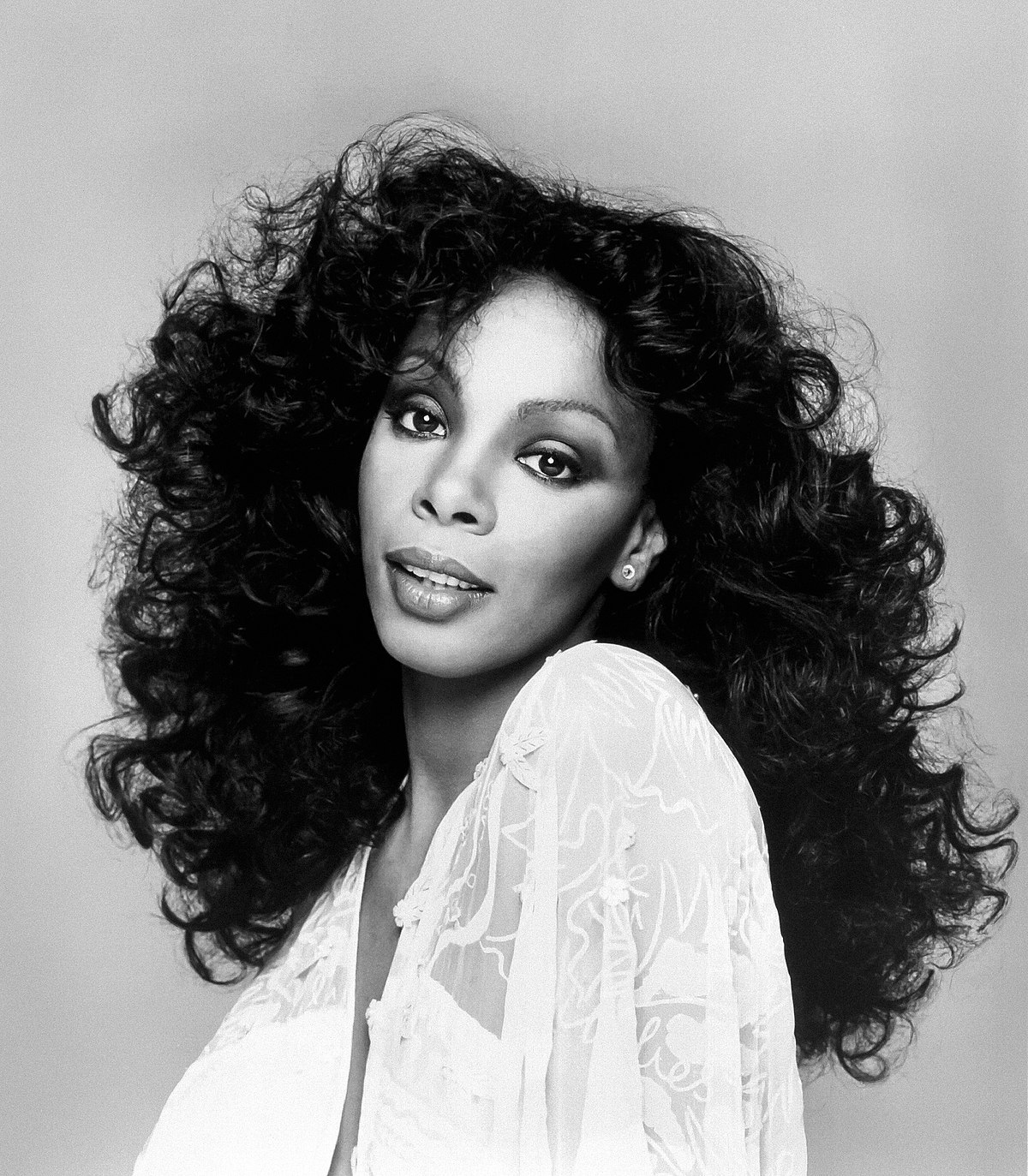 Donna_Summer_(1977_Casablanca_publicity_headshot).jpg