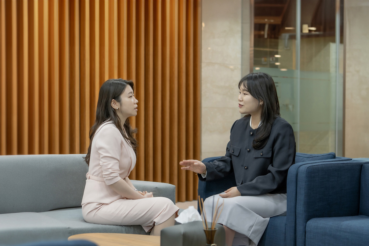 240401_김유정,오수현 변호사_로비9.jpg