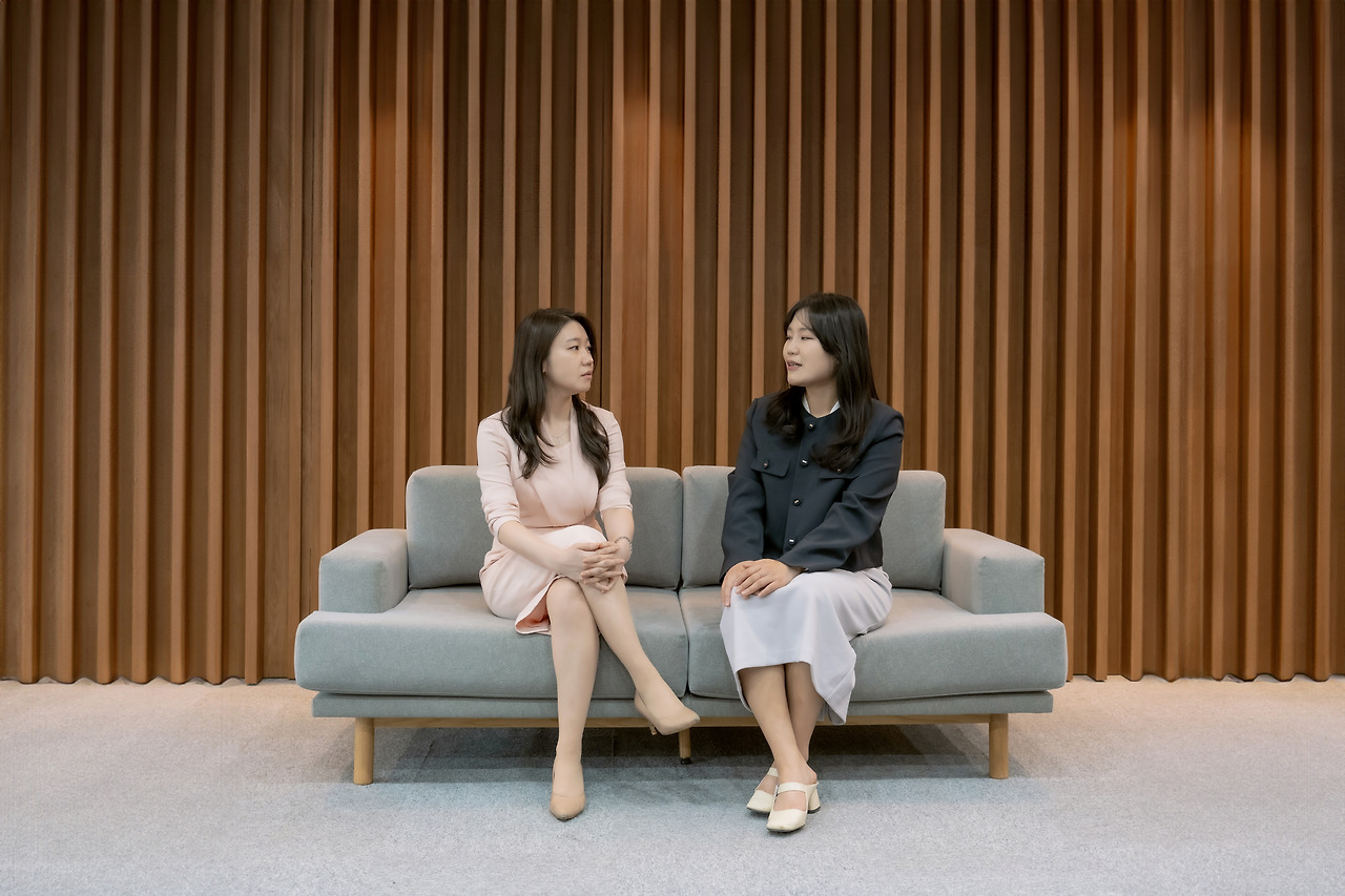 240401_김유정,오수현 변호사_로비7.jpg